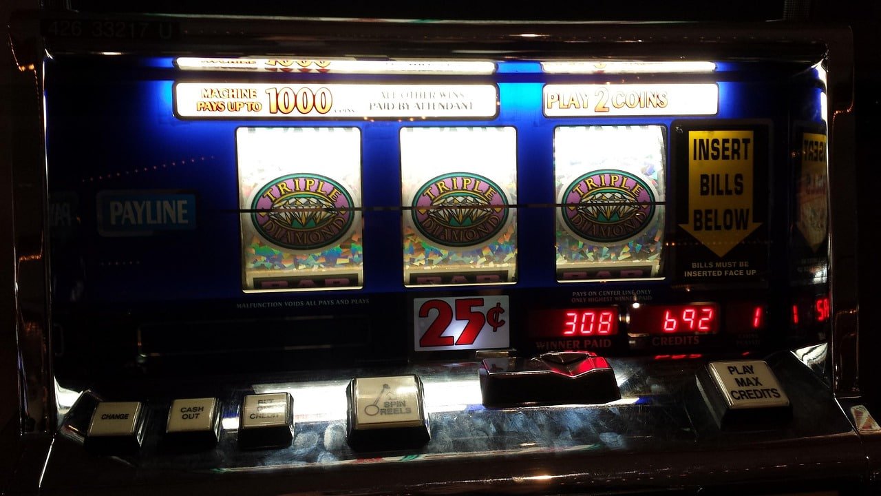 Người dùng Việt Nam sử dụng ứng dụng xpoker trên điện thoại với giao diện tiếng Việt